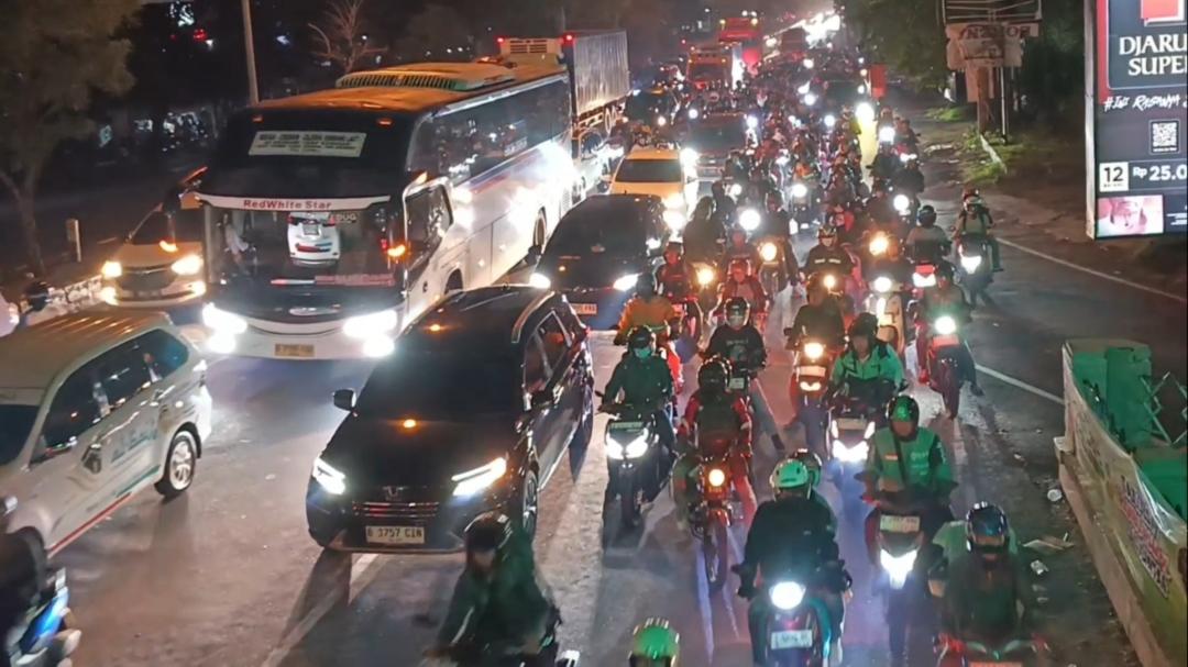 Dari Tengah Malam Sampai Tengah Malam, 135 Ribu Kendaraan Serbu Pantura Cirebon di H-2 Lebaran