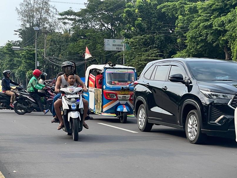 Mudik Anti Mainstream Banget! Bajaj Biru Jadi Raja Jalanan Pantura Cirebon, Bawa Kandang Burung