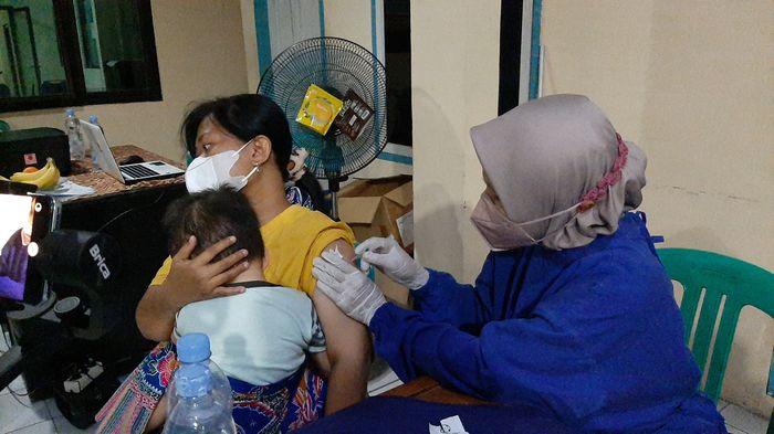 Emak-emak-vaksin-Covid-19-Kabupaten-Cirebon-542022.jpg