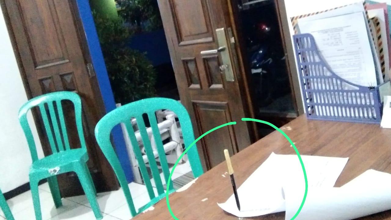 Foto-viral-pulpen-berdiri-tanpa-ada-sosok-yang-memegangnya-yang-sempat-diambildd.jpg