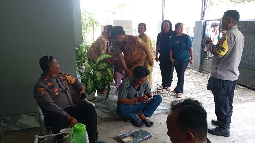 BREAKING NEWS- Warga Citemu Cirebon Temukan Mayat Pria Tertelungkup di Selokan, Bau Menyengat