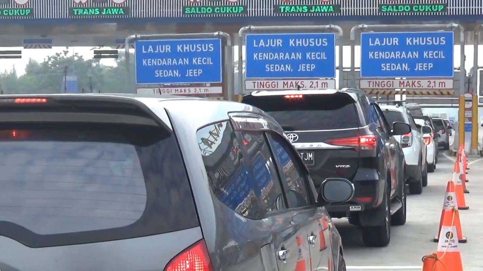 Gerbang-Tol-Cikampek-Utama-I-pada-H-6-Lebaran-2023s.jpg