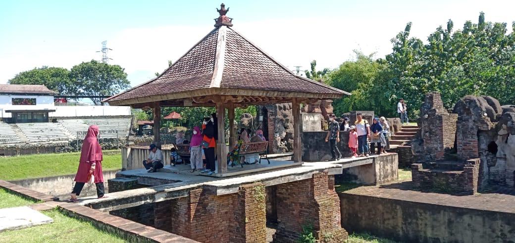 Hari-Ketiga-Lebaran-2201-Orang-Kunjungi-Objek-Wisata-Goa-Sunyaragi-Cirebon.jpg