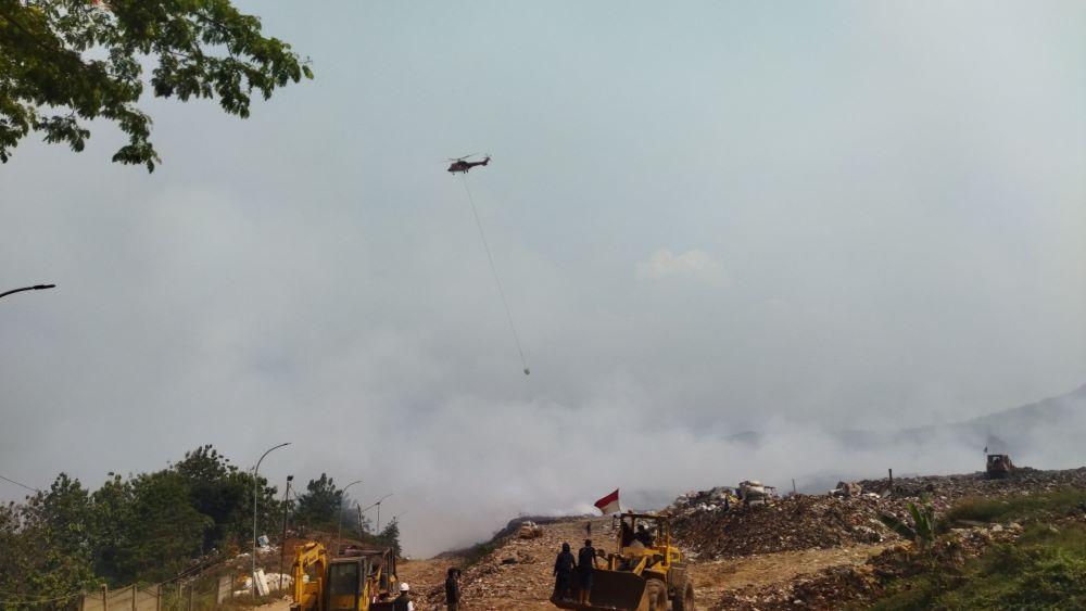 Sempat Distop, Helikopter Water Bombing Kembali Mengudara Untuk Padamkan Kebakaran TPA Sarimukti