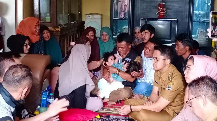 Hengky-Kurniawan-saat-menjenguk-bayi-kembar-siam.jpg