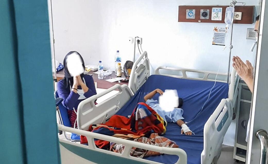 Ibu-kandung-korban-beserta-korban-yang-tengah-dirawat-di-RSUD-SMCc.jpg