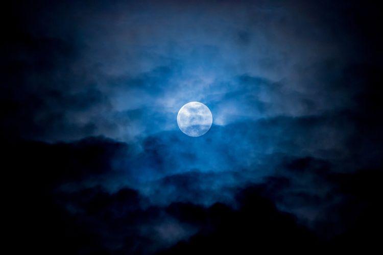 Ilustrasi-blue-moon-ataubulanbiru-tertutup-awanf.jpg