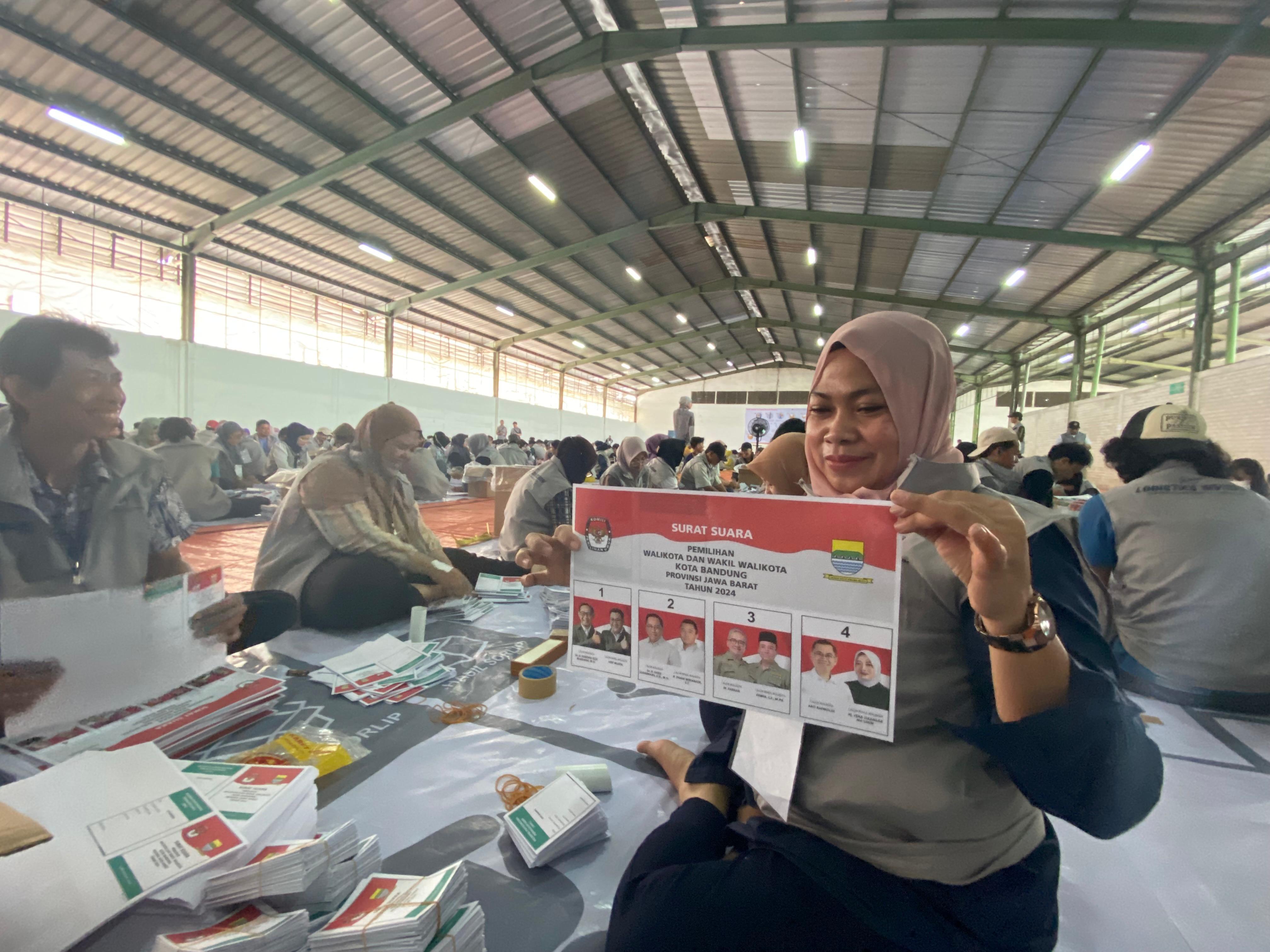 Jadi Petugas Sorlip Surat Suara Pilkada di Bandung, Imas Gembira Dapat Rp 450 Ribu Per Hari