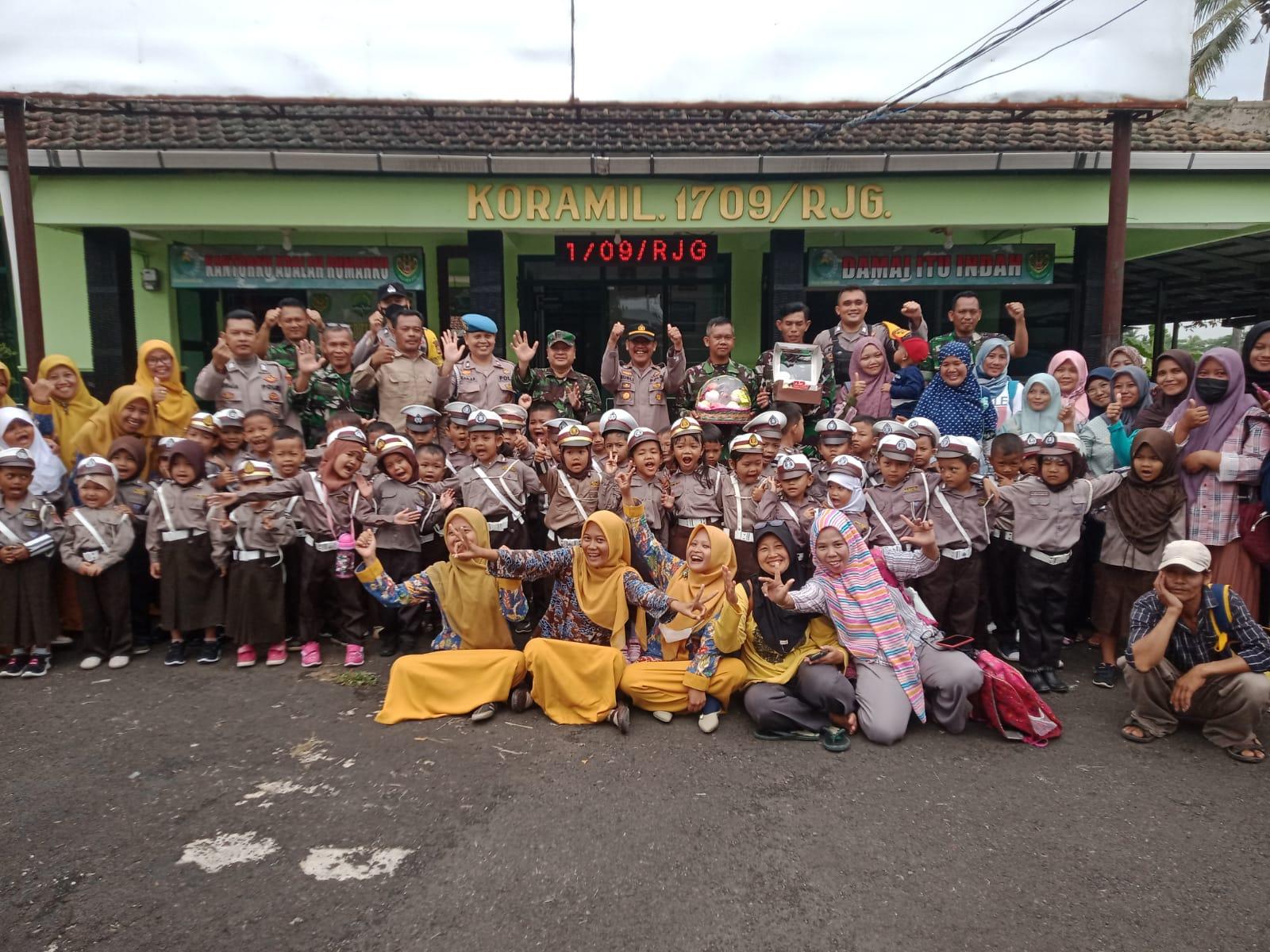 Iptu-Rusli-Iskandar-bersama-jajaran-dengan-didampingi-anak-anak-TK-memberi-kejutann.jpg
