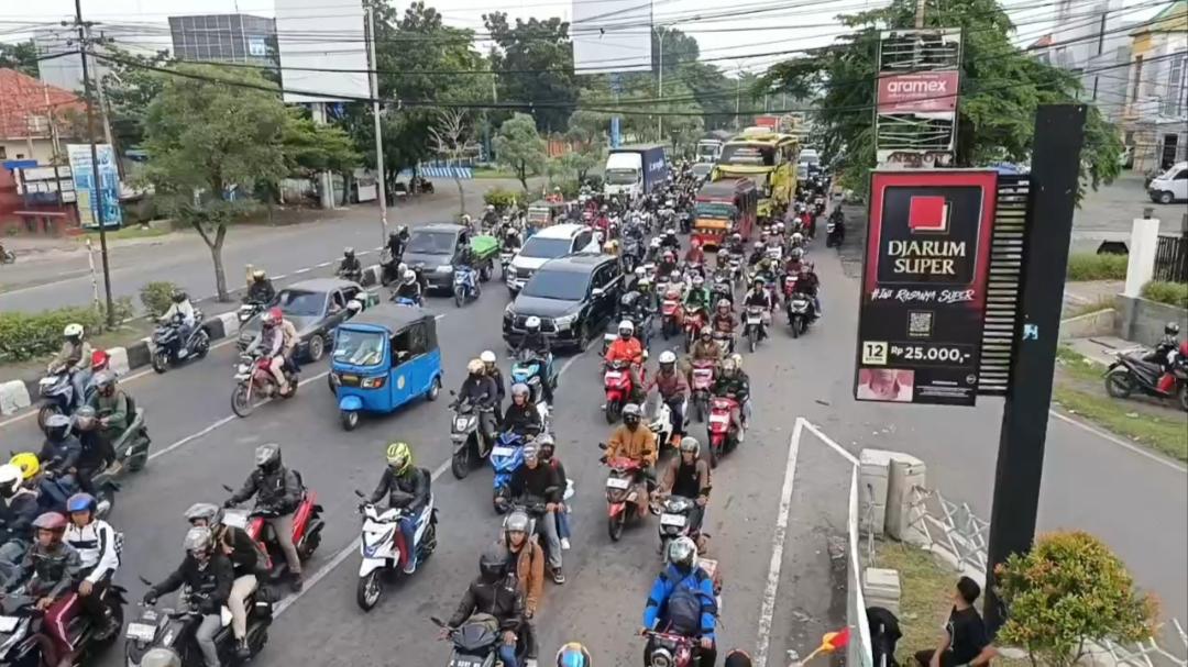 Pantura Cirebon ‘Meledak’ di H-3 Lebaran, 1.200 Kendaraan Melintas Tiap 15 Menit di Simpang Pemuda
