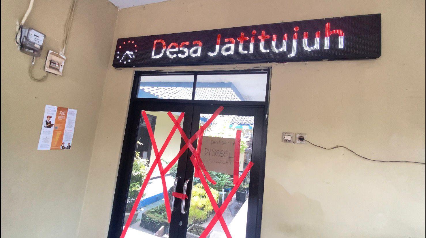 KANTOR-DESA-JATITUJUH-DISEGEL-Sejumlah-warga-Desa-JatitujuhD.jpg