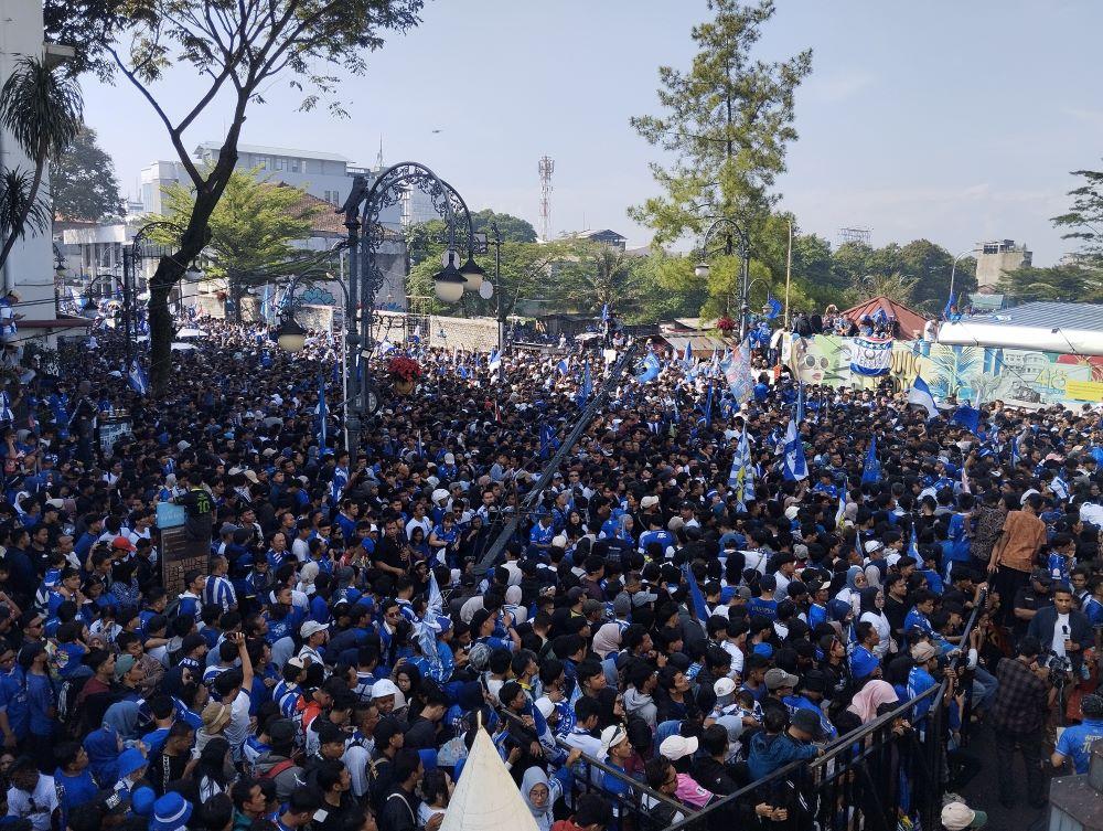 KEPADATAN-KONVOI-PERSIB-Ribuan-bobotoh-memadati-sekitar-kawasan-Jalan-Asia-Afrikaa.jpg
