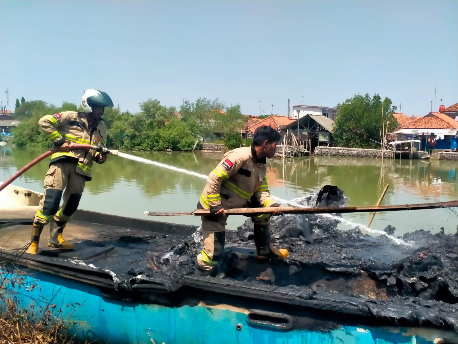 Kapal-Nelayan-Kandanghaur-Terbakar.jpg