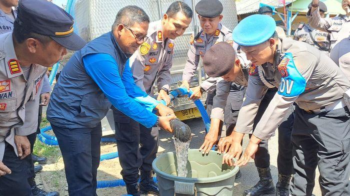Warga Semringah Dapat Bantuan Air Bersih, Hingga Ungkap Serentak Terima Kasih Pak Kapolres Willy