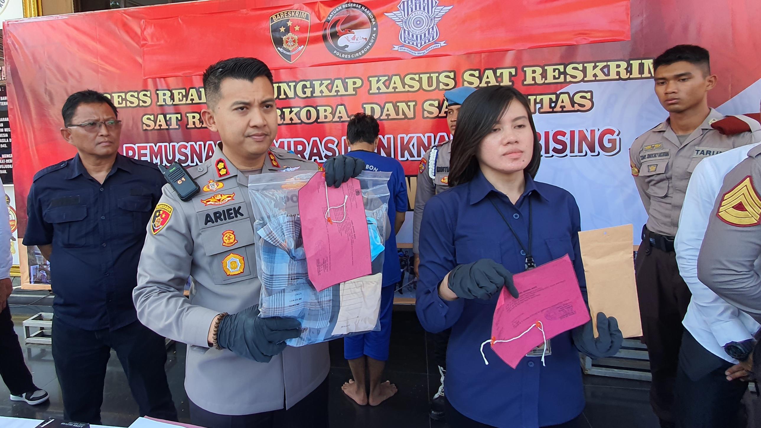 Kapolres-Cirebon-Kota-AKBP-Ariek-Indra-Sentanu-kedua-kiri-didampingi-Kasat-Reskrim-Polresd.jpg