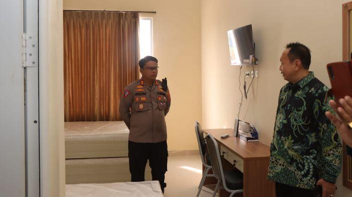 Kapolres-Indramayu-AKBP-M-Fahri-Siregar-Embarkasi-Haji-Indramayu-2452023.jpg