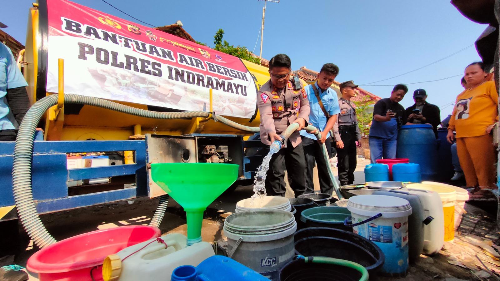 Kapolres-Indramayu-Distribusikan-air-Bersih.jpg