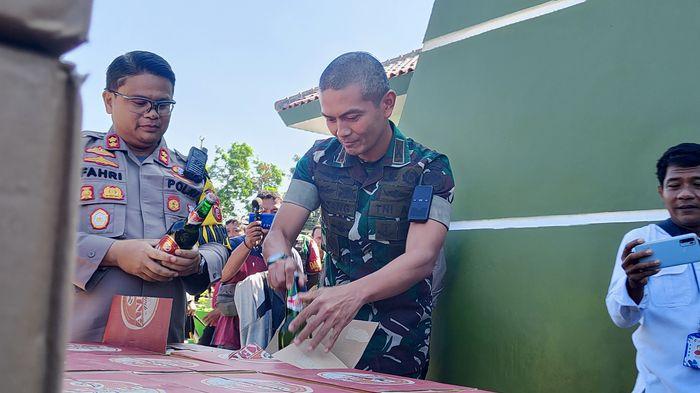 Kapolres-Indramayu-saat-mengecek-barang-sitaan-miras.jpg
