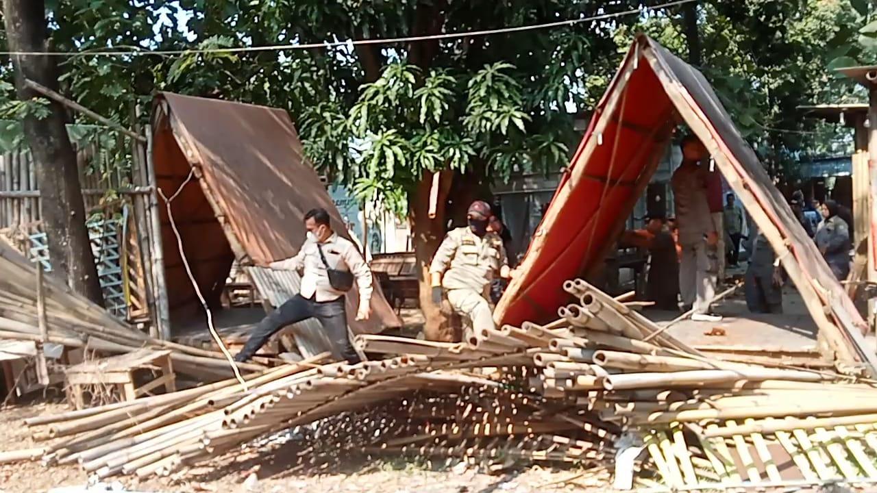 Kawasan-olahraga-Bima-Kota-Cirebon-kembali-bersih-dari-bangunan-liar-pada-Jumat-siangSS.jpg