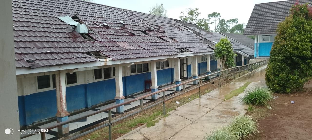 Angin Kencang Rusak Sejumlah Ruang Kelas SMPN 7 Sukanagara Cianjur