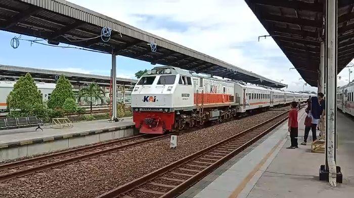 Kereta-api-yang-melintas-di-Stasiun-Cirebon-Kejaksan5.jpg