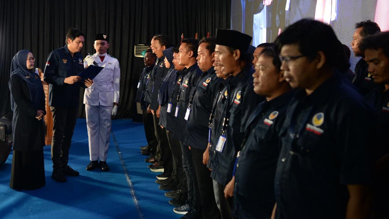 Ketua-DPD-Partai-NasDem-Kabupaten-Indramayu-Lucky-Hakim-saat-melantikD.jpg