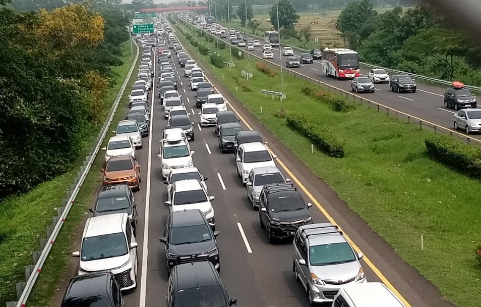 Kondisi-Kecamatan-kendaraan-pemudik-di-KM-110-Tol-Cipali-SubangV.jpg