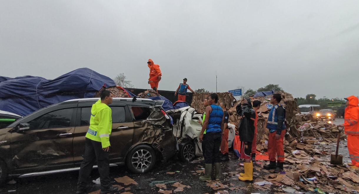Kondisi-kecelakaan-beruntun-di-Ruas-Jalan-Tol-Cipularangd.jpg