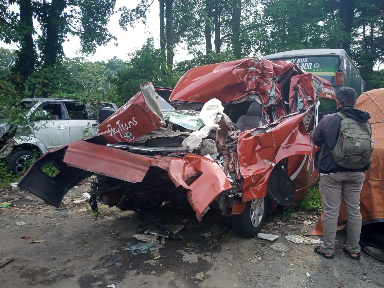 Kondisi-mobil-travel-Day-Trans-yang-alami-kecelakaan-usai-tabrak-dumps.jpg