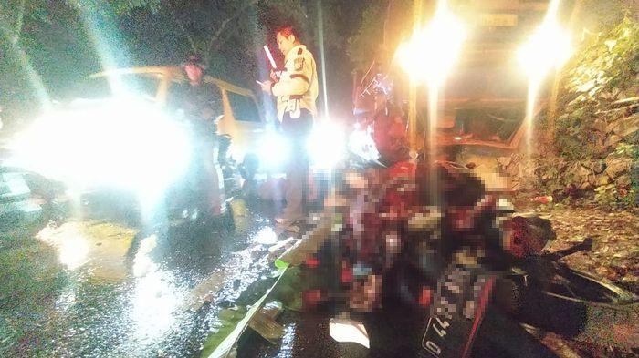 Kondisi-motor-yang-tertabrak-mobil-truk-di-KBB742024-dini-hari-1.jpg