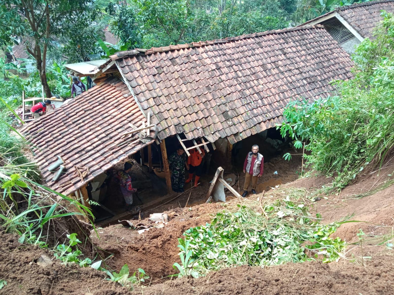 Kondisi-rumah-Engkus-dan-Wiwin-setelah-terdampak-longsoran-tebing-setinggi-6-meterS.jpg