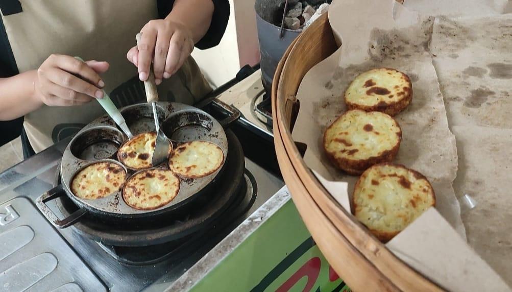 Kue-Lumpur-Bakar-kue-asal-Sidoarjow.jpg