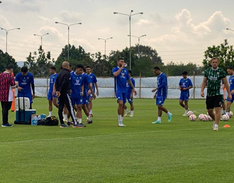 Bursa Transfer Persib Bandung Memanas: Bojan Hodak Tak Ragu Panggil Pemain Anyar