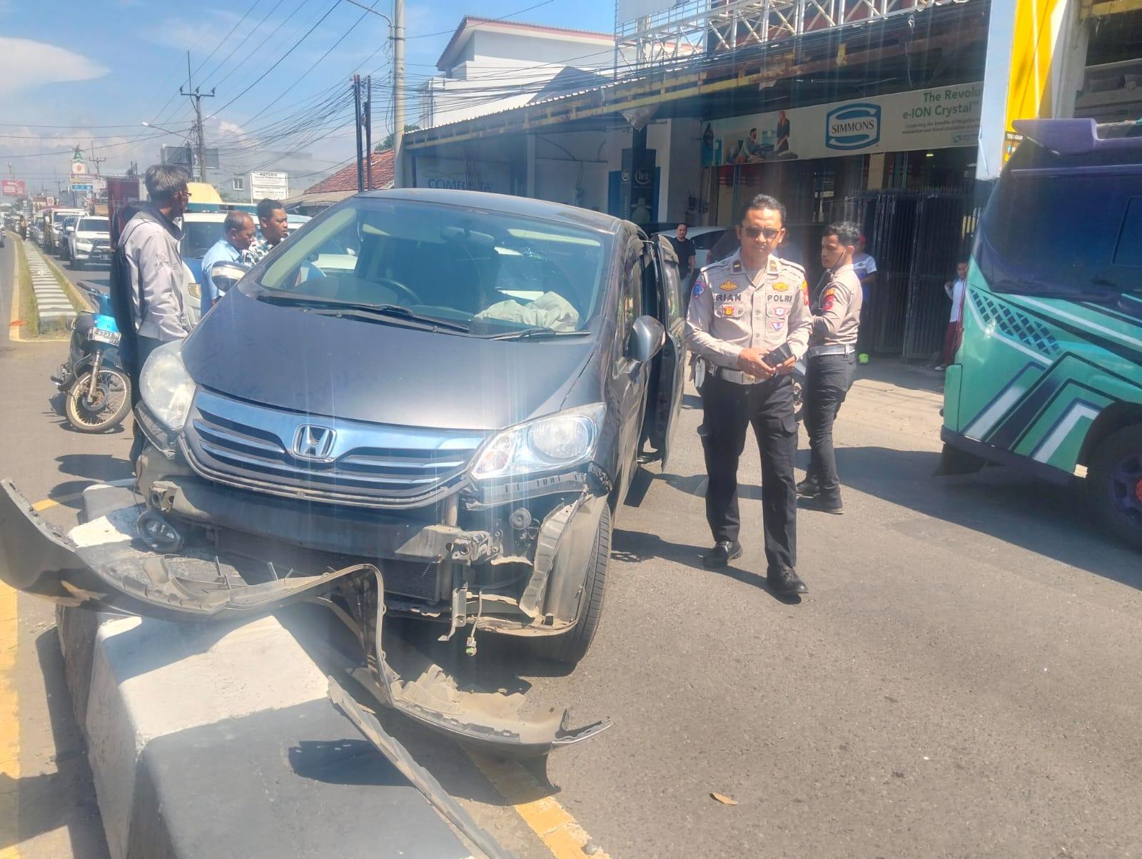 Rem Mendadak di Jalur Cepat! Freed Hantam Median di Gunung Jati Cirebon, 2 Motor Terjungkal di Aspal