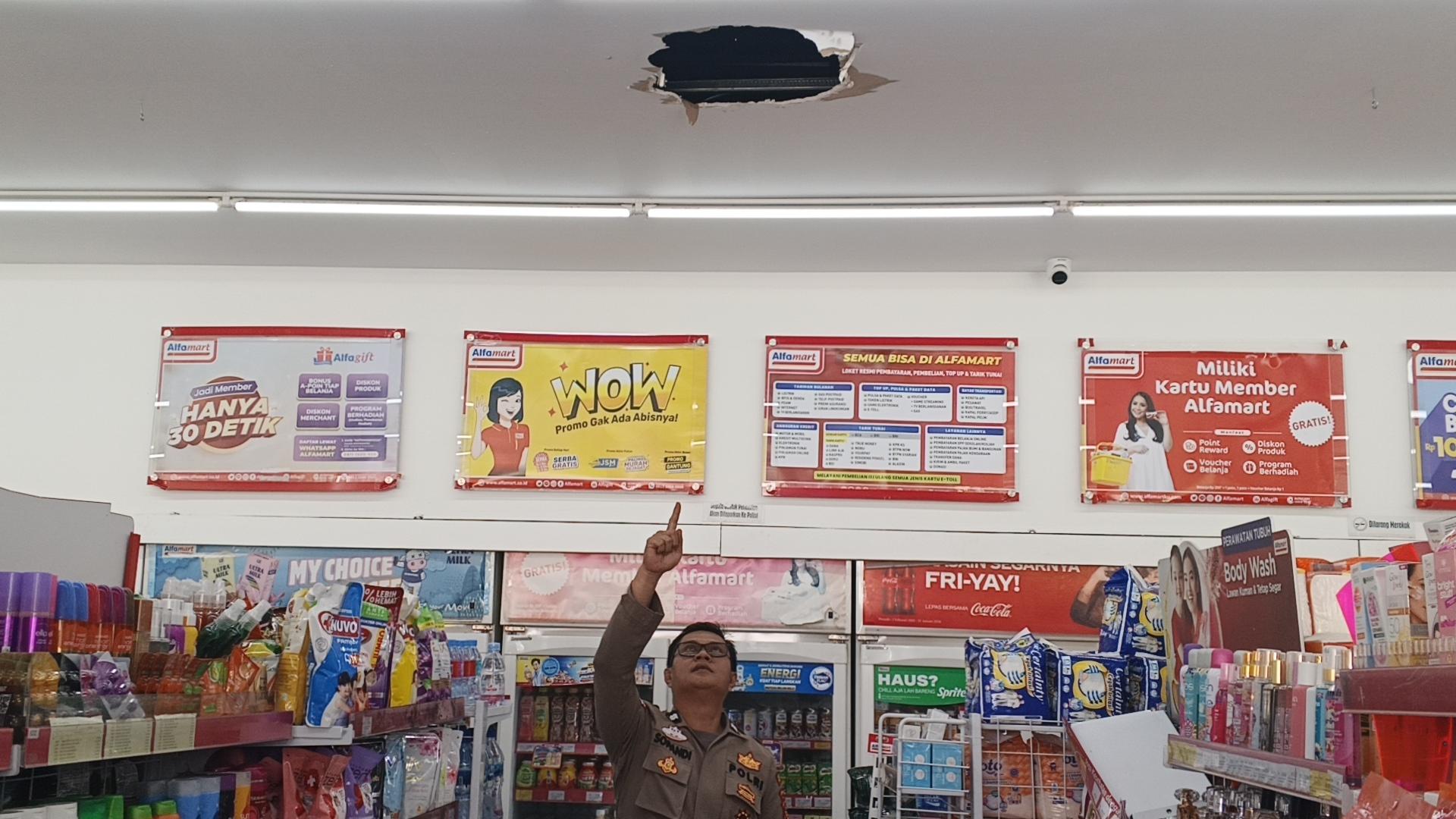 Atap Minimarket di Kebonpedes Sukabumi Dibobol Maling, Rokok Hingga HP Digondol, Kerugian Rp 50 Juta