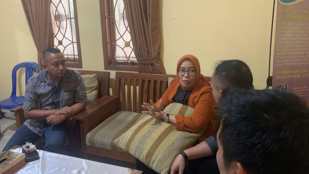 Orang-tua-dan-pengacara-korban-saat-memonta-bantuan-pendampingan-ke-P2PT2A-Cianjurs.jpg