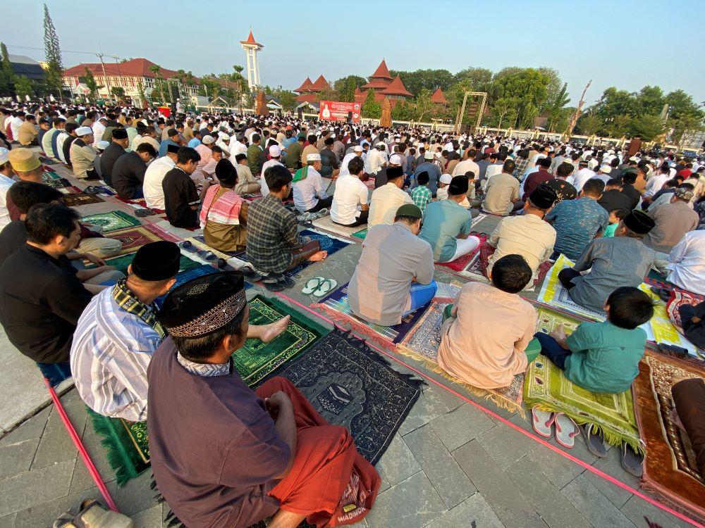 Pelaksanaan-salat-Idul-Fitri-di-Alun-alun-Puspawangi-Indramayus.jpg