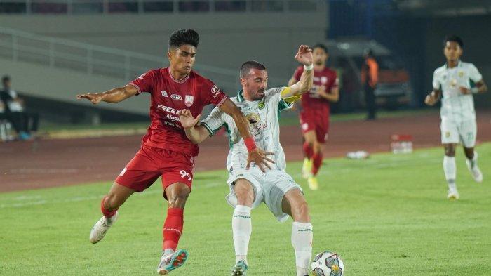 Pemain-Persebaya-Dusan-Stevanovic-berduels.jpg