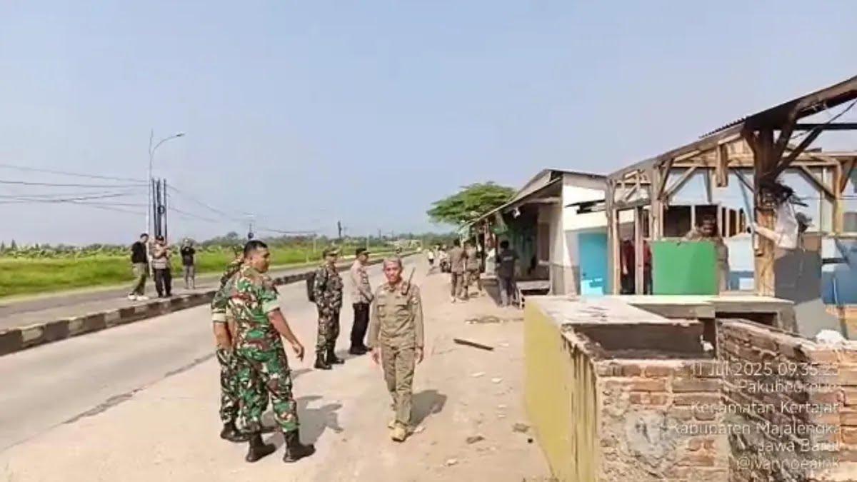 Pemkab Majalengka Bongkar Puluhan Bangunan Liar di Pinggir Jalan Menuju Tol Kertajati- KIEM