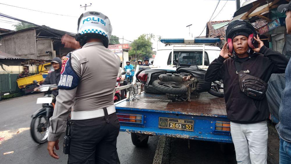 Penampakan-sepeda-motor-yang-mengalami-kecelakaan-maut-di-Jalan-Raya-Bandung-CirebonS.jpg