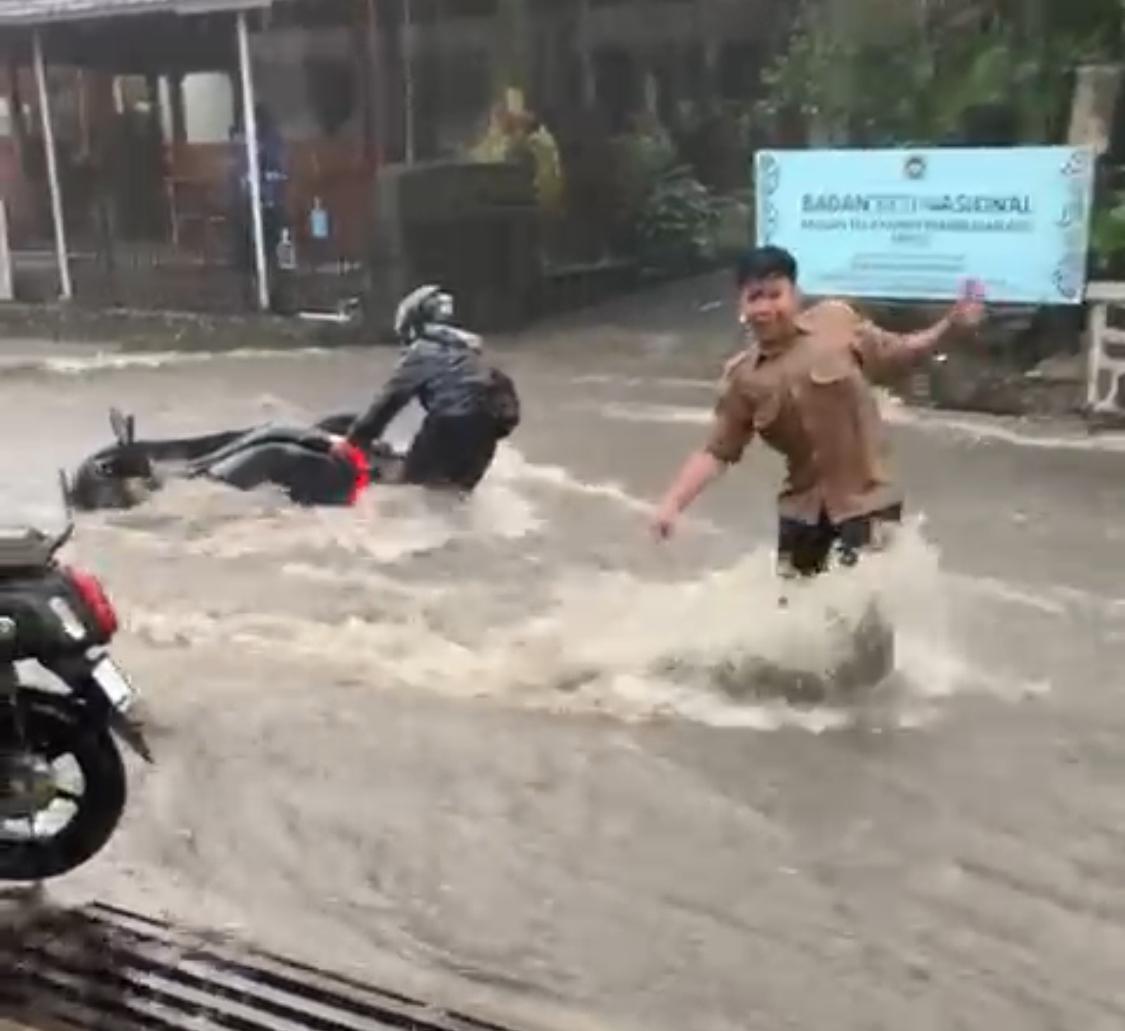 Pengendara-motor-tengah-berusahaa.jpg