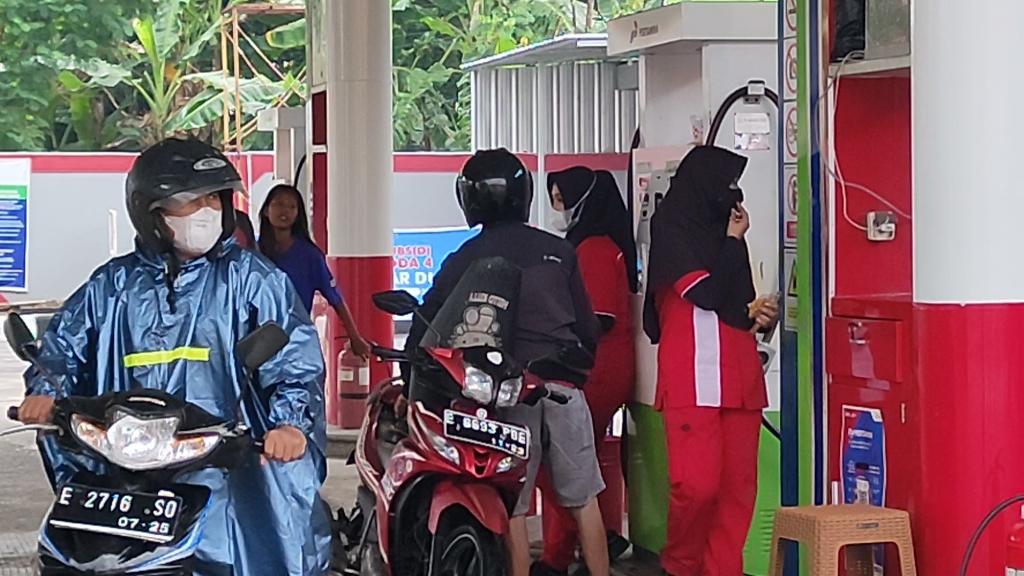 Pengendara-saat-antre-mengisi-BBM-di-SPBU-Karangturi-Indramayudd.jpg