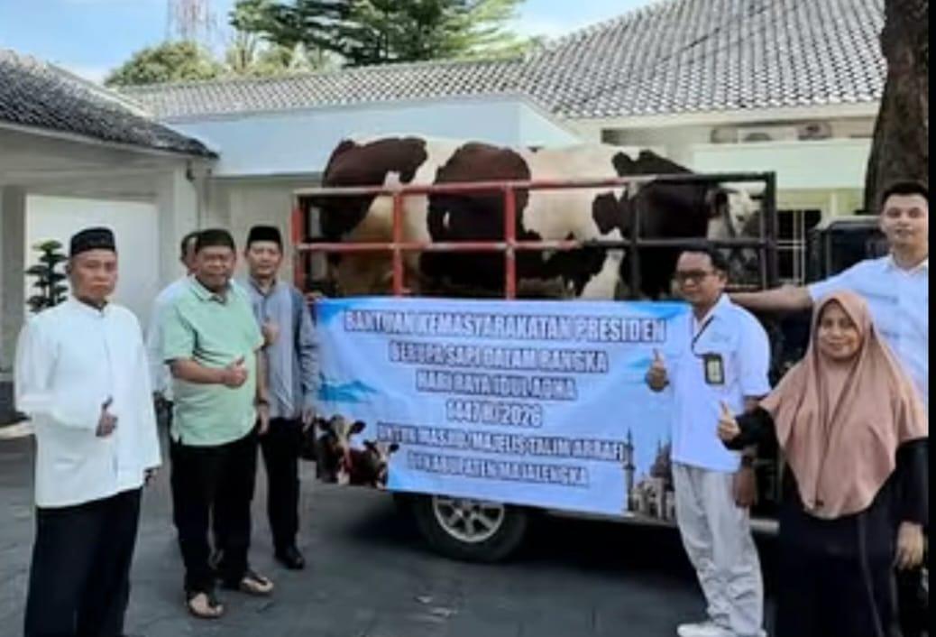Penyerahan-bantuan-sapi-kurban-dilakukan-langsung-oleh-Bupati-Majalengka.jpg