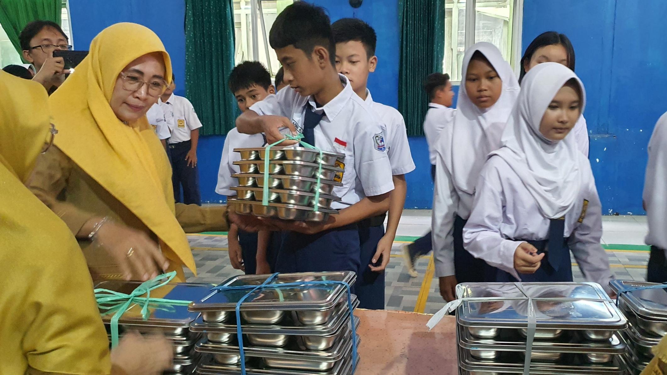 Perwakilan-siswa-saat-mengambil-menu-MBG-di-Aula-SMPN-3ss.jpg