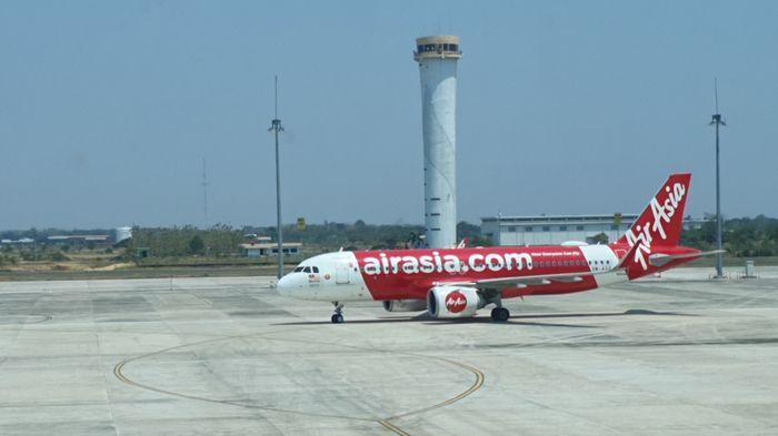 Pesawat-AirAsia-saat-landing-di-BIJB-bandara-Kertajati-20102023.jpg
