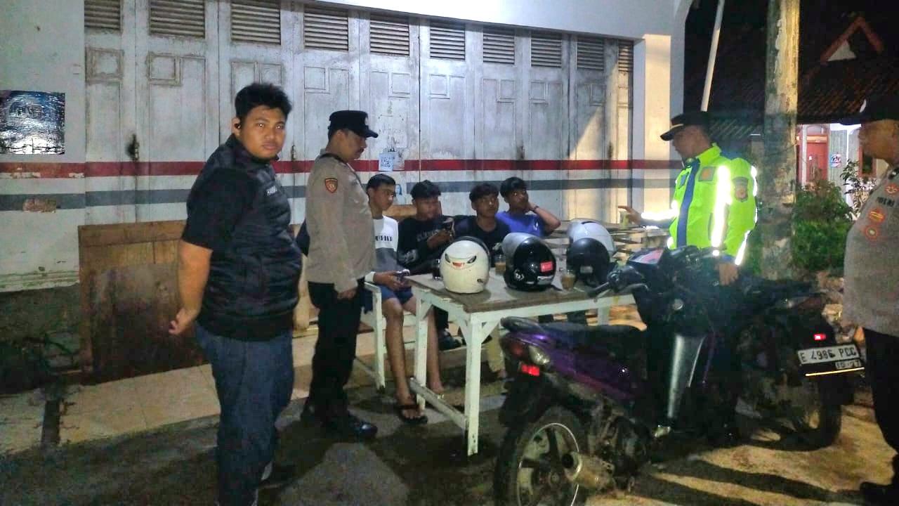 Petugas-Polsek-Balongan-saat-membubarkan-sekelompok-remaja-yang-kedapatan-nongkrongD.jpg