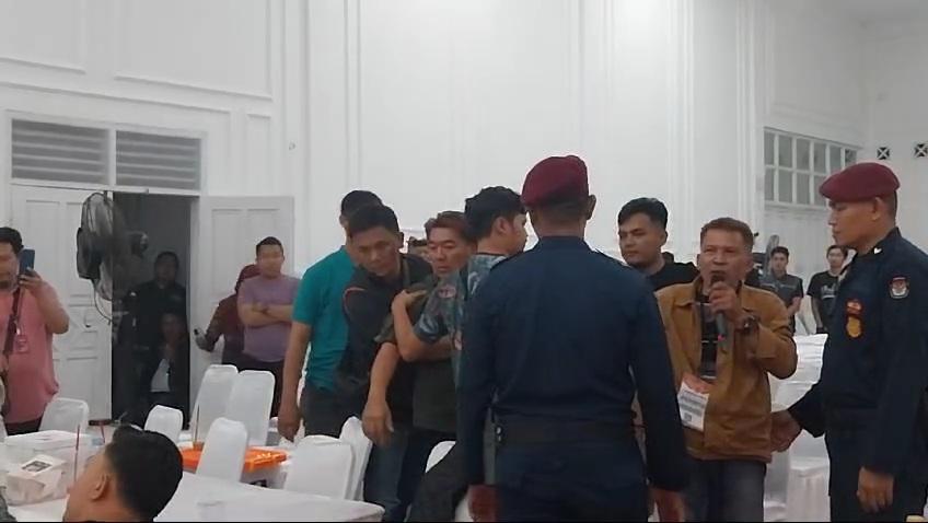 Petugas-keamanan-saat-berupaya-meredam-emosi-saksi-PAN-dalam-rapat-plenos.jpg