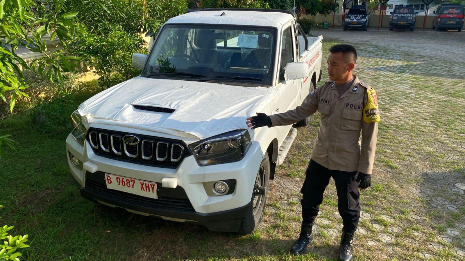Petugas-saat-memeriksa-mobil-Kopdes-Merah-Putih-yang-menabrak-rombongan-santri.jpg