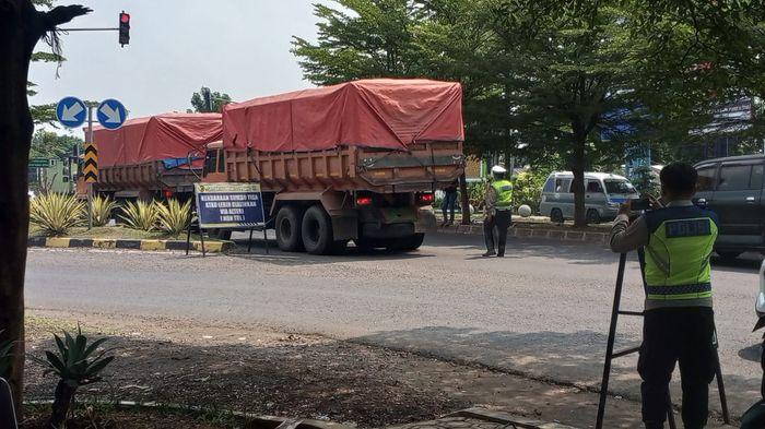 Polisi-Subang-alihkan-truk-kontainer-agar-tidak-ke-Tol-Cipali.jpg