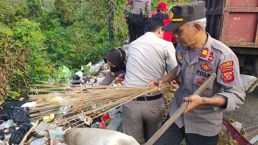 Polisi-dibantu-TNI-petugas-DLH-elemen-masyarakat-dan-mahasiswa-menggelar-kegiatan-bersih-s.jpg